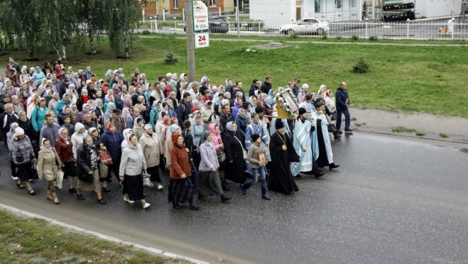 Верующие отправляются в крестный ход до Раифского Богородицкого мужского монастыря
