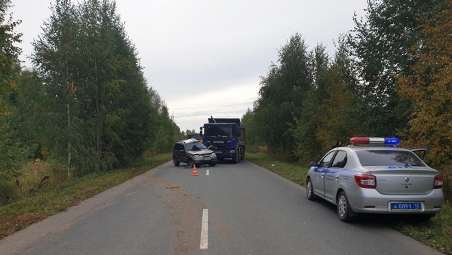 В Горномарийском районе на сельской дороге в Chevrolet Niva врезался грузовик Scania