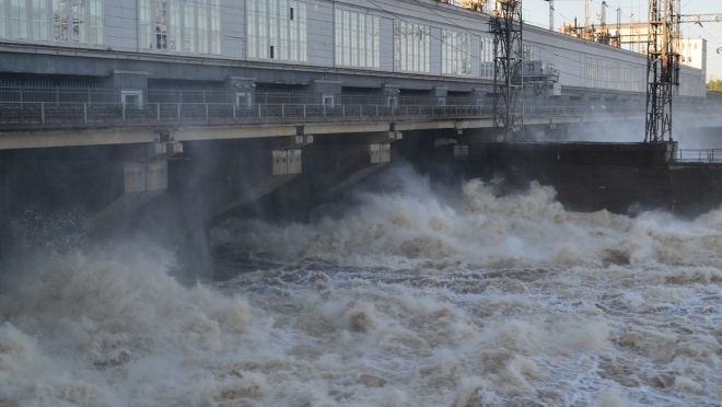 Чебоксарская ГЭС пропускает осенний дождевой паводок