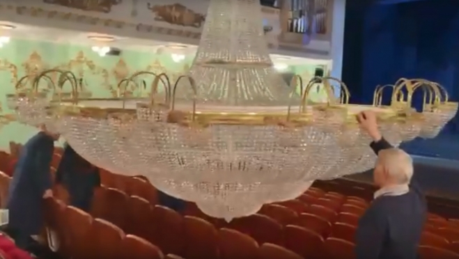 В театре оперы и балета опустили в партер пятитонную люстру