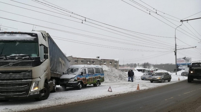 В Медведевском районе маршрутка врезалась в грузовик Volvo