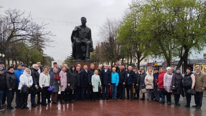 В День национального героя в Йошкар-Оле возложили цветы к памятнику Чавайна