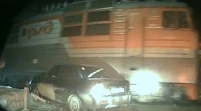 В Марий Эл пьяный водитель, уходя от преследования, врезался в поезд