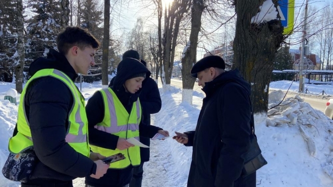 Жители Медведево пожаловались автоинспекторам на сложности перехода дороги
