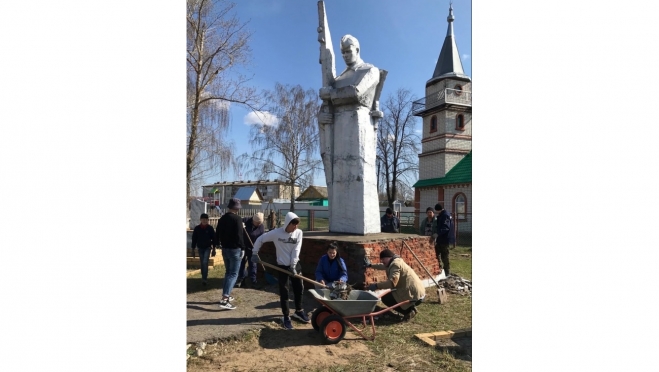 В Моркинском районе по просьбе детей отремонтировали памятник воинам ВОВ