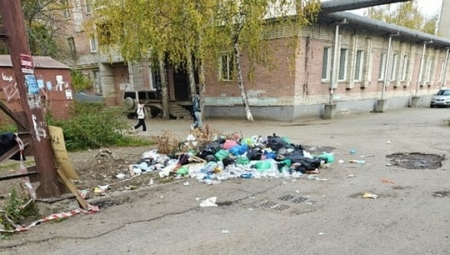 В Йошкар-Оле на месте демонтированной контейнерной площадки складируют мусор