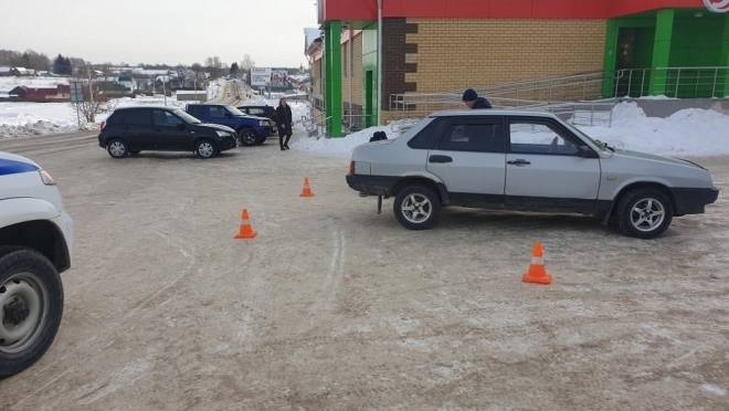 В посёлке Красногорский водитель «ВАЗ-2109» сбил женщину на парковке