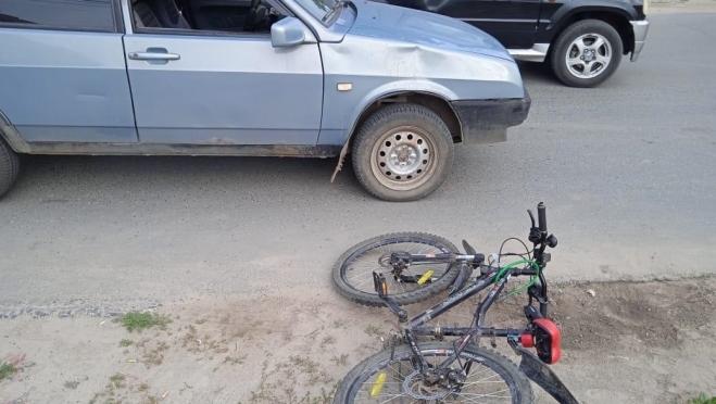 В Волжске автомобиль «ВАЗ-2109» сбил велосипед с двумя детьми