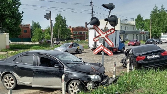 На железнодорожном переезде в Йошкар-Оле столкнулись иномарки, виновник ДТП скрылся
