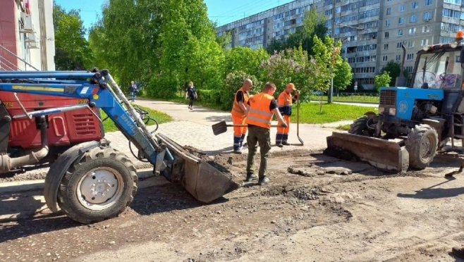 На улице Петрова по просьбе горожан ремонтируют междворовой проезд