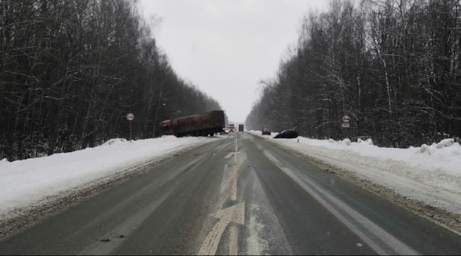 В Марий Эл на Казанском тракте «КамАЗ» протаранил легковой автомобиль