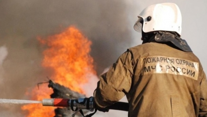 В посёлке Оршанка шесть пожарных тушили загоревшийся автомобиль