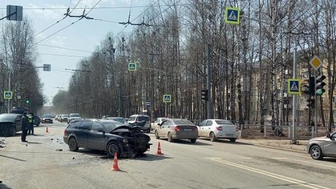 В Йошкар-Оле водителя иномарки с места ДТП увезли в больницу