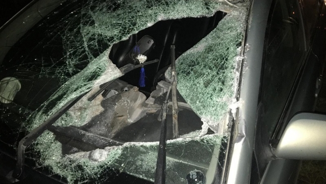 На Казанском тракте отцепившийся тент грузовика разбил иномарку