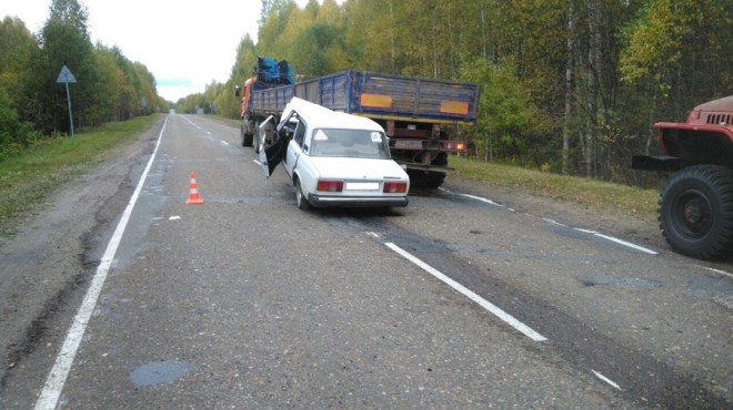 В Марий Эл пьяный водитель на легковушке врезался в «КамАЗ»