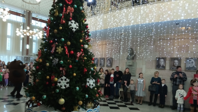 В Марий Эл полицейский Дед Мороз пригласил на ёлку детей сотрудников, погибших при выполнении служебного долга