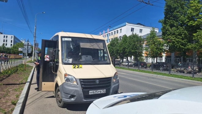 В Йошкар-Оле из-за резкого торможения в салоне маршрутки упала пассажирка