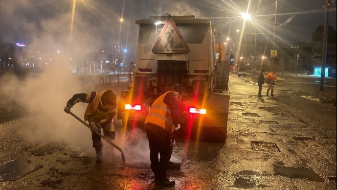 В Йошкар-Оле ямы на Царьградском проспекте заливают литым асфальтом