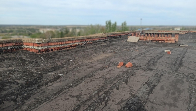 Мастера Марий Эл ремонтируют кровлю жилой многоэтажки в Куйбышево