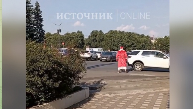 По улицам Кирова гуляет Дед Мороз