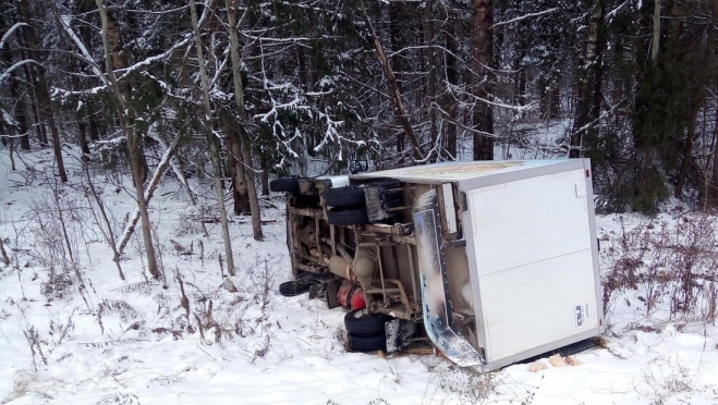 Грузовая «Газель» перевернулась в кювет на 107 км автодороги «Вятка»