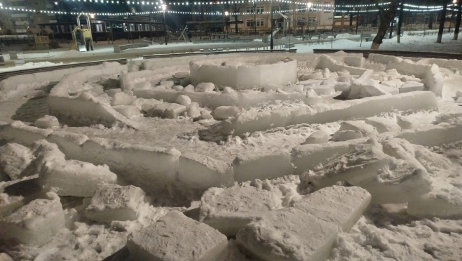 Вандалы разрушили снежный лабиринт в посёлке Медведево