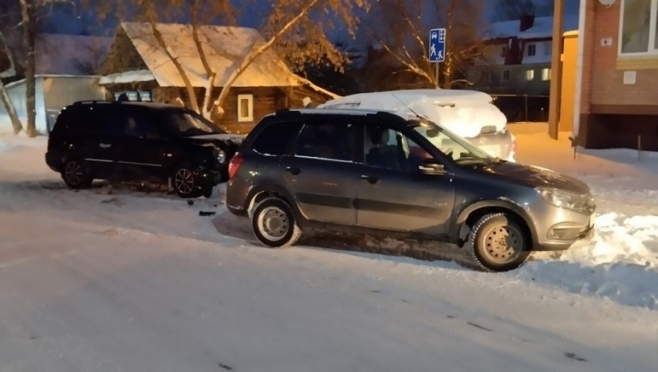 В Медведево машины протаранили припаркованный автомобиль