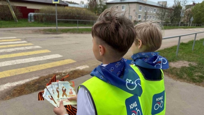 В Сернуре юные инспекторы движения вручили водителям и пешеходам Георгиевские ленты