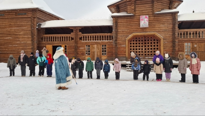 В Марий Эл семьи участников СВО побывали в гостях у Мороза Воеводы