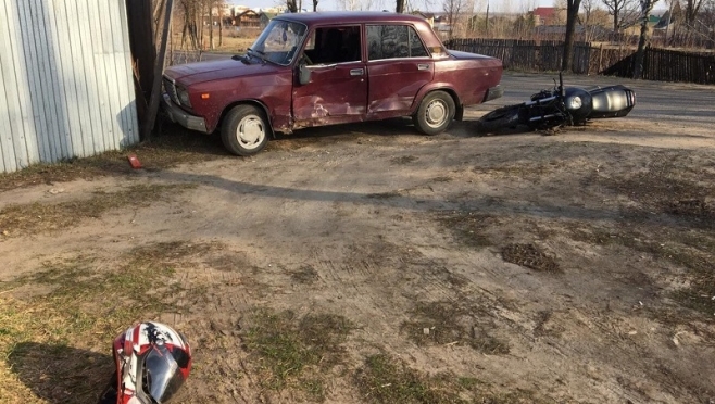 В Волжске мотоциклист врезался в «семёрку»