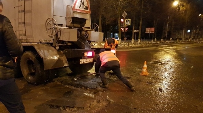 Ночами в Йошкар-Оле продолжают ремонтировать дороги