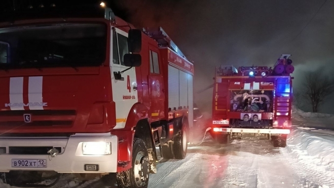 В Звенигово рано утром 14 пожарных тушили частный дом