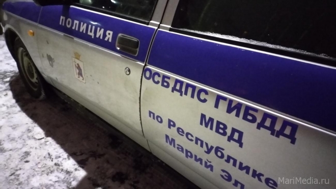 В Йошкар-Оле мужчина переходил дорогу на красный свет и попал под машину