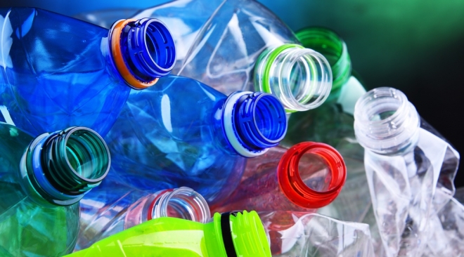 В 2024 году власти планируют запретить цветные пластиковые бутылки для напитков
