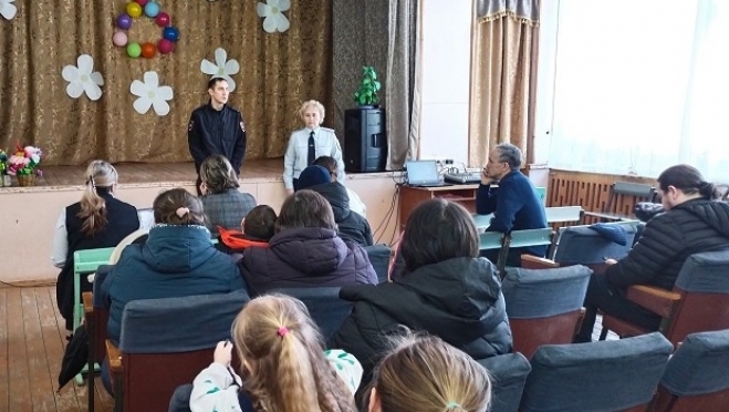 В Горномарийском районе перед каникулами госавтоинспекторы пошли в школы