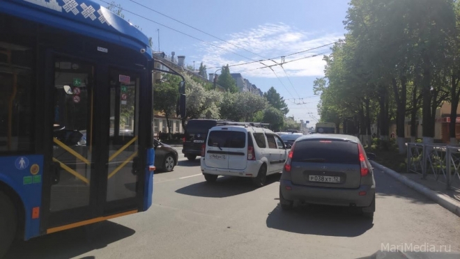 На перекрёстке Ленинского проспекта и улицы Первомайской транспортный коллапс