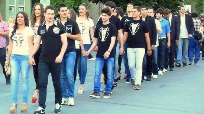 Выпускники пожертвовали нарядами ради больных детей