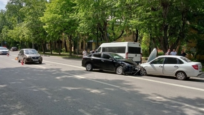 На улице Машиностроителей в Йошкар-Оле столкнулись четыре автомобиля