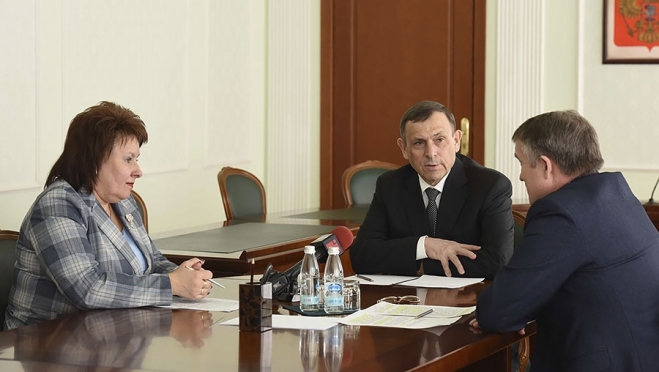 Александр Евстифеев проконтролировал подготовку к ЕГЭ и работу по патриотическому воспитанию молодёжи