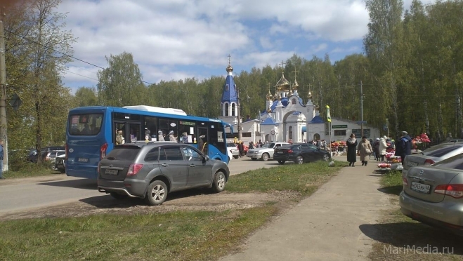 В Троицкую родительскую субботу на кладбища пустят дополнительные автобусы