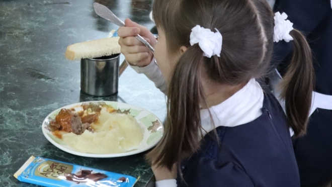 Школьникам в Волжском районе на обед вместо супа выдали шоколадку