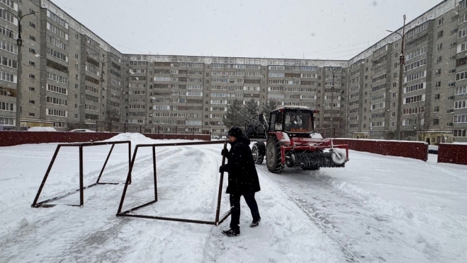 Во дворе улицы Кирова в Йошкар-Оле подготовили ледовую площадку