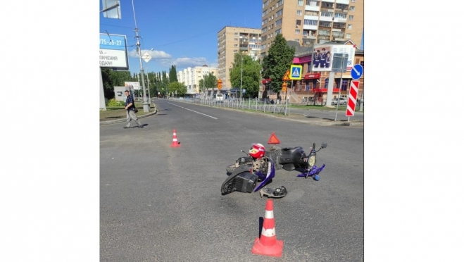 На нерегулируемом перекрёстке иномарка столкнулась с мопедом