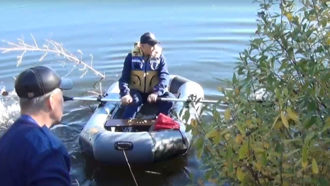 Спасатели вытащили из Малой Кокшаги перевернувшихся на лодке рыбаков