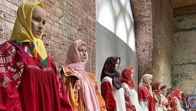 В замке Шереметева работает выставка старинного женского костюма