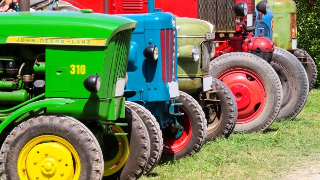 В Волжском районе семейная пара осталась без мини-трактора