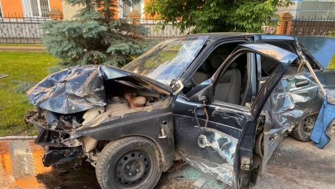 В Йошкар-Оле в ночном ДТП сильно пострадал 21-летний водитель