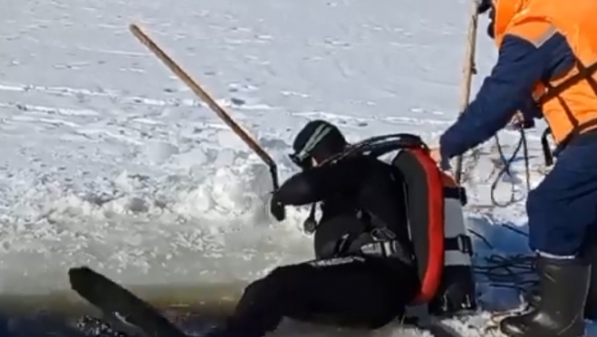 На Волге спасатели погрузились под лёд