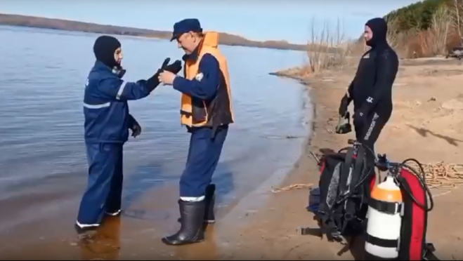 На Волге прошли тренировочные спуски водолазов