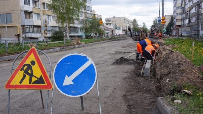 На улице Анциферова устанавливают бортовой камень